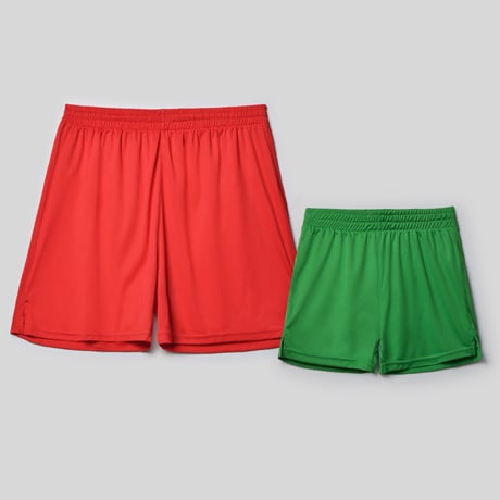 Pantalones cortos deportivos de poliéster en rojo y verde con cintura elástica.