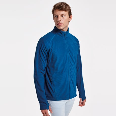 Chaqueta deportiva azul de manga larga con cremallera y bolsillos laterales.