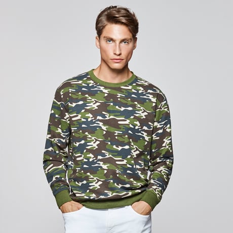 Joven con sudadera de manga larga de algodón con estampado camuflaje verde y blanco.