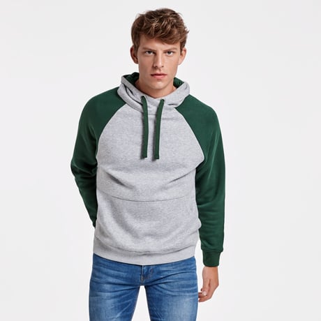 Sudadera de algodón gris con mangas verdes y capucha con cordón.