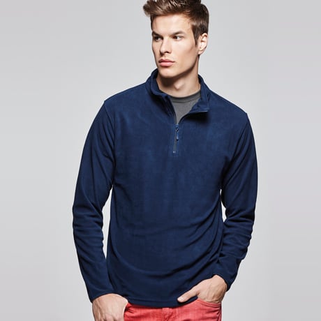 Jersey azul marino de manga larga con media cremallera y cuello alto.