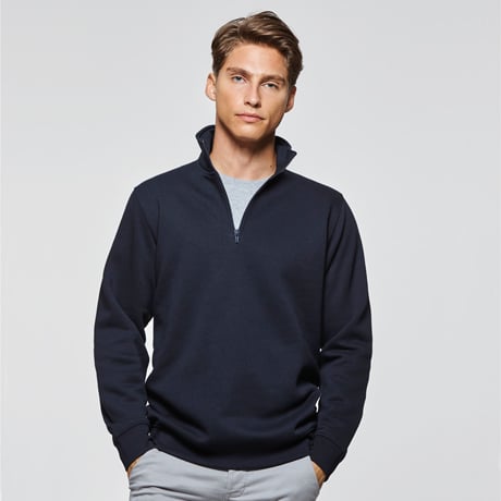 Jersey azul marino de manga larga con cremallera corta y cuello alto.