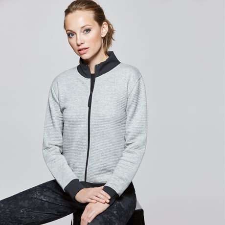 Chaqueta gris de manga larga con cremallera y cuello alto negro.