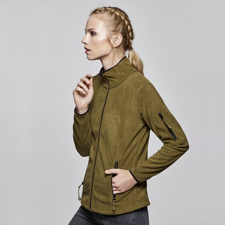 Chaqueta verde oliva de tejido técnico con cremallera y bolsillo en la manga.