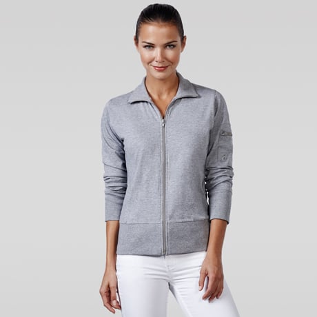 Chaqueta gris de manga larga con cremallera y cuello alto.