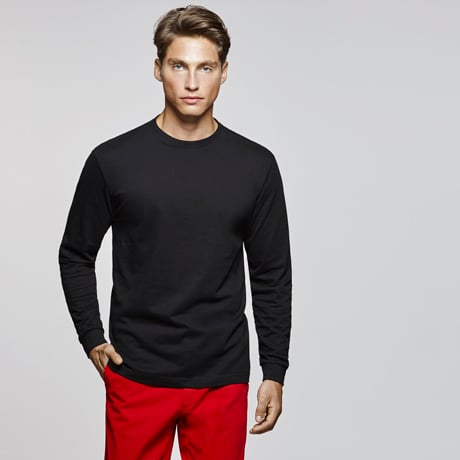 Hombre con camiseta negra de manga larga y pantalones rojos.