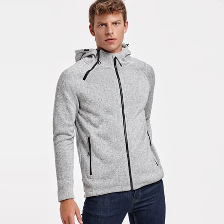 Chaqueta gris con capucha y cremallera negra para hombre.