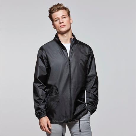 Chaqueta negra de tejido impermeable con cierre de cremallera y bolsillos delanteros.