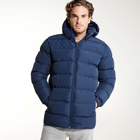 Chaqueta acolchada azul marino con capucha y cremallera central para hombre.