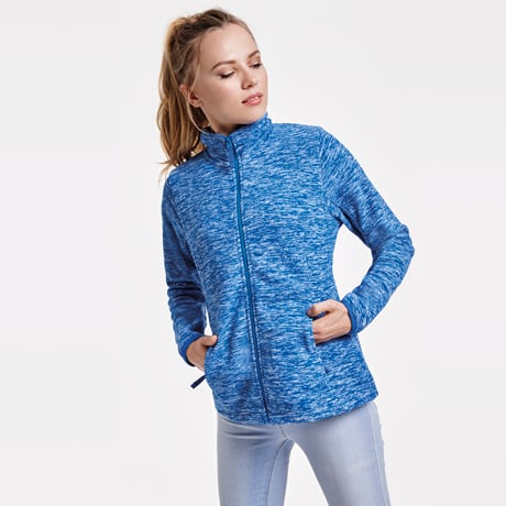 Chaqueta azul de punto jaspeado con cremallera y bolsillos laterales.