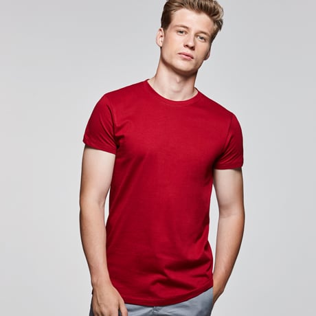 Camiseta básica roja de manga corta para hombre.