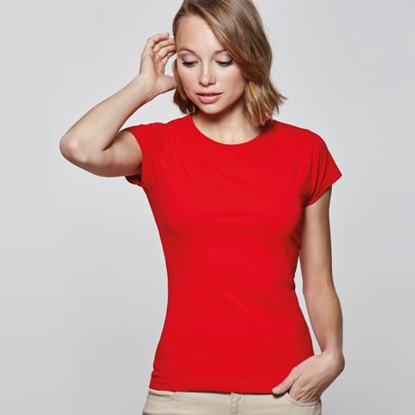 Camiseta roja de manga corta y cuello redondo ajustada para mujer.