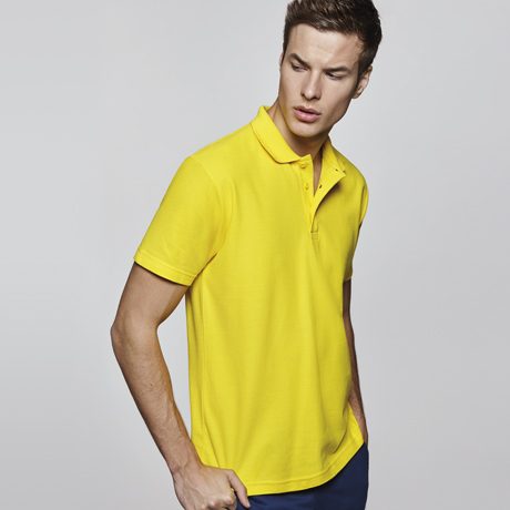 Hombre con polo amarillo de manga corta y cuello con botones.
