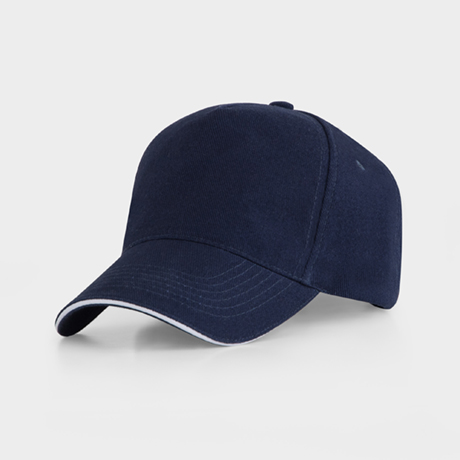 Gorra azul marino de algodón con visera curva y ribete blanco.
