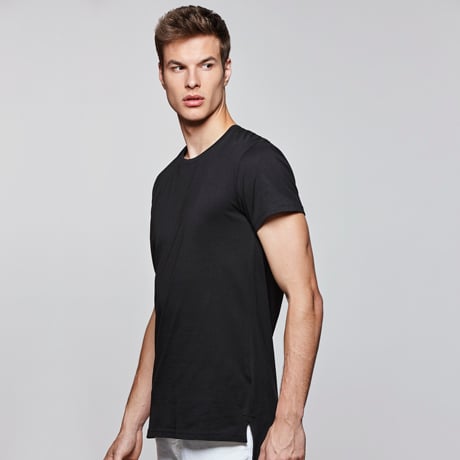 Hombre joven con camiseta negra de manga corta y cuello redondo.