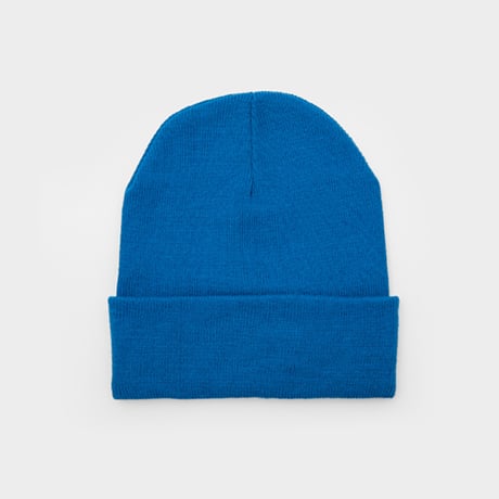 Gorro de punto azul con doble vuelta.