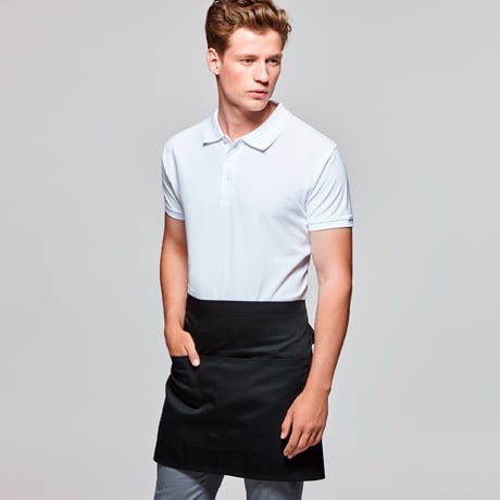 Hombre con polo blanco de manga corta y delantal negro corto con bolsillo frontal.