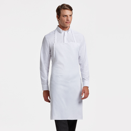 Hombre con delantal blanco de algodón ajustable, camisa blanca y pantalón negro.