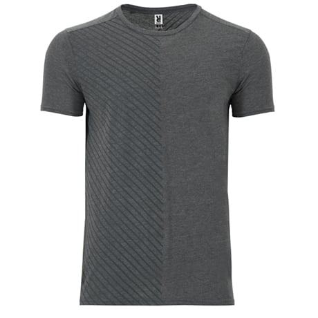 Camiseta gris de manga corta con diseño de líneas diagonales en un lado.