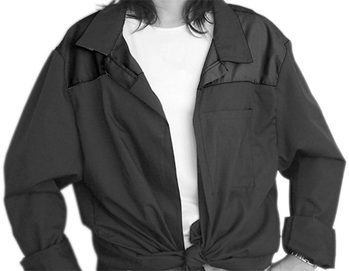 Chaqueta negra de manga larga con detalle de nudo frontal y solapas anchas.