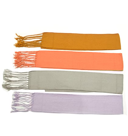 Cuatro bufandas de lana en colores mostaza, coral, gris y lila con flecos.