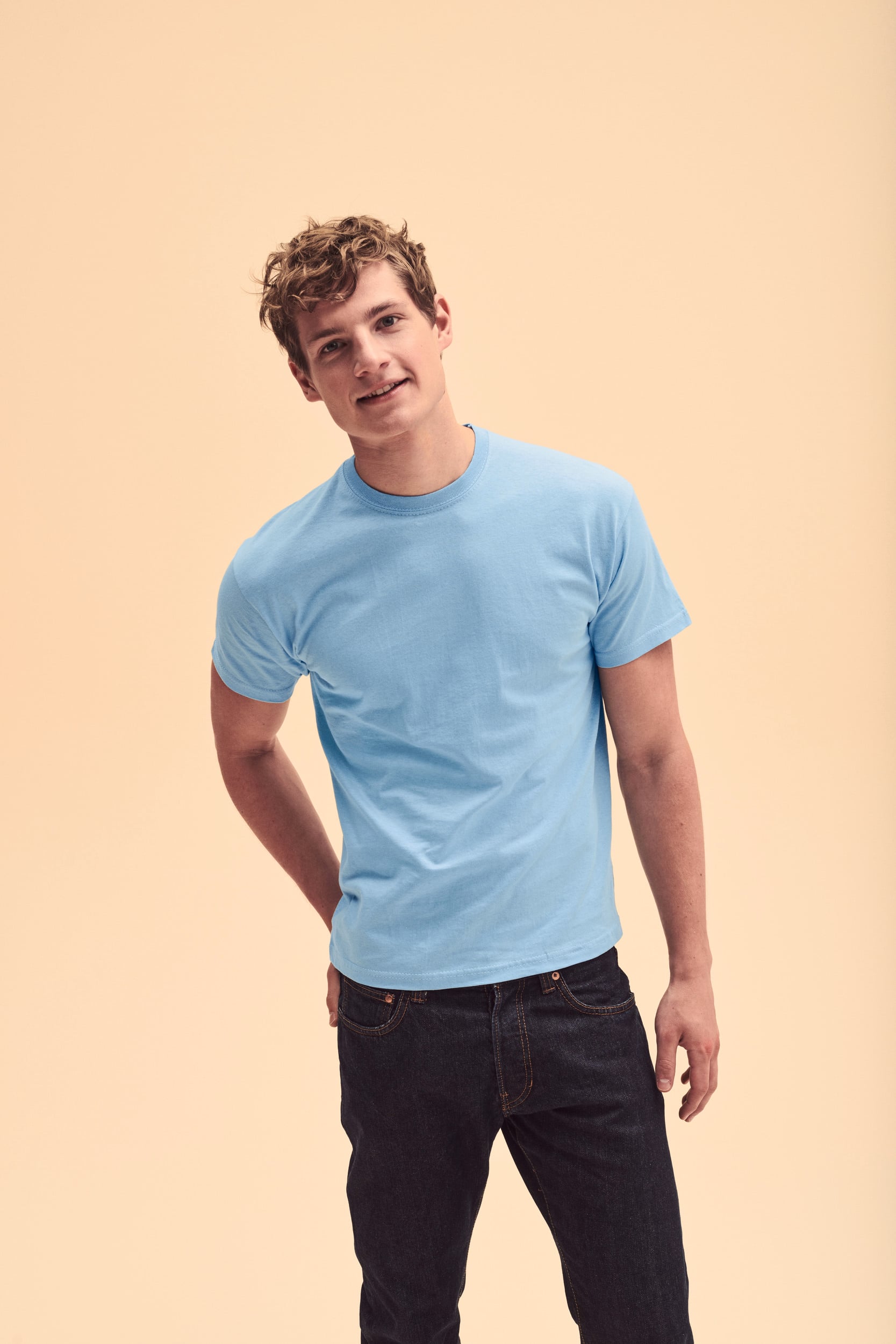 Camiseta básica azul celeste de algodón con cuello redondo y manga corta.