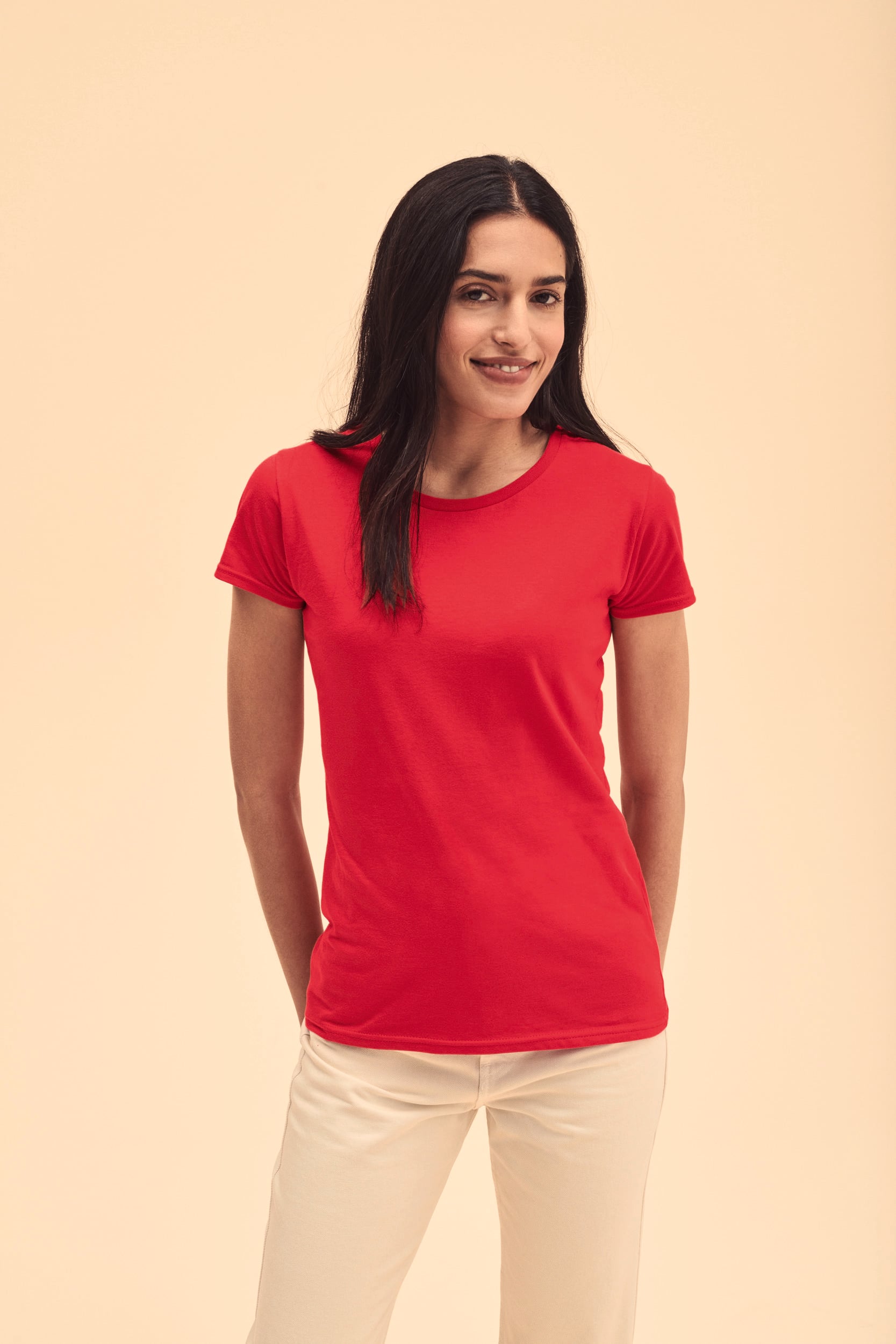 Camiseta roja de manga corta para mujer con cuello redondo.