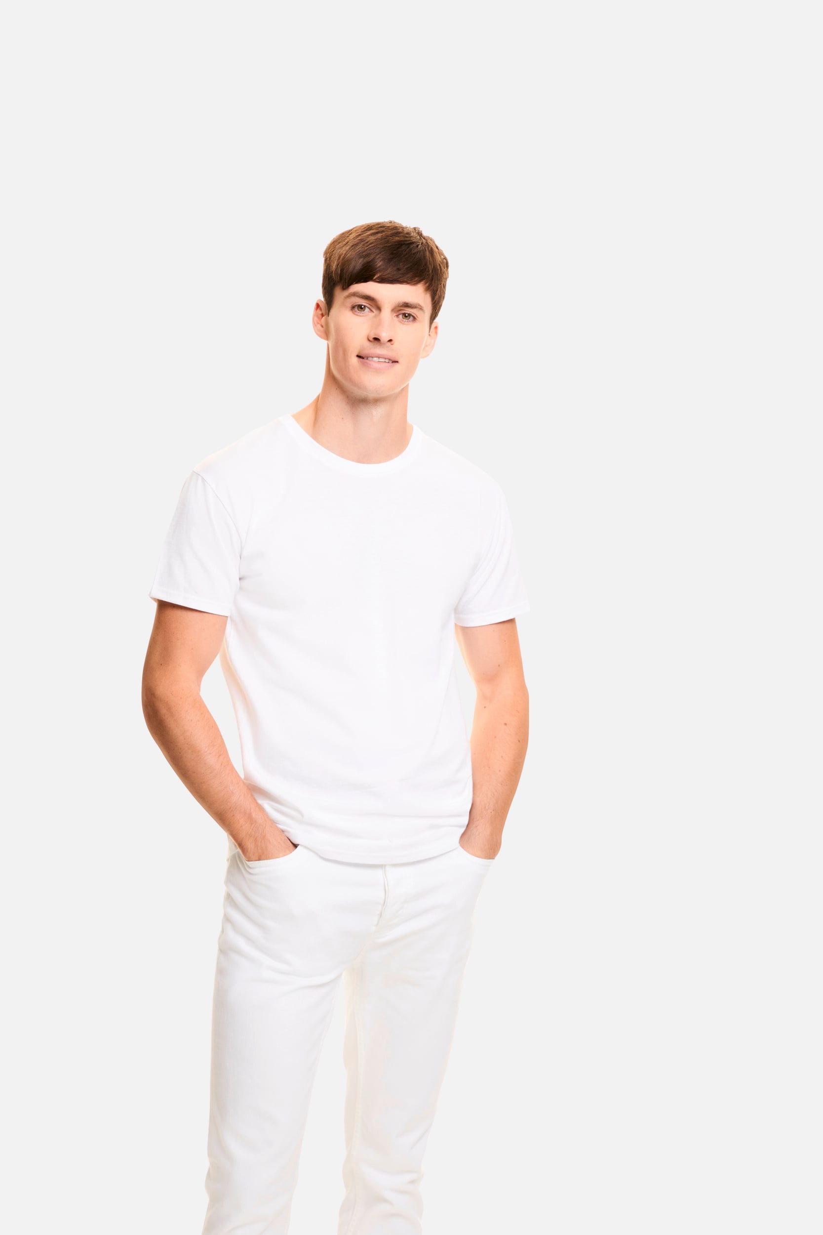 Hombre con camiseta blanca de algodón de manga corta y pantalón blanco.