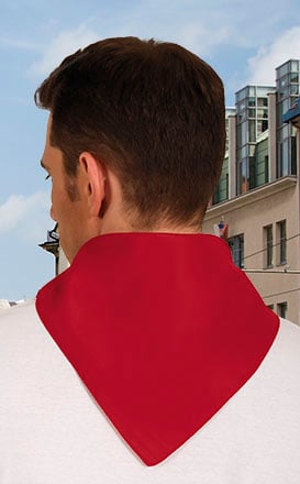 Pañuelo rojo liso de tela suave anudado en el cuello de un hombre.